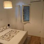 Jaki, Lejlighed