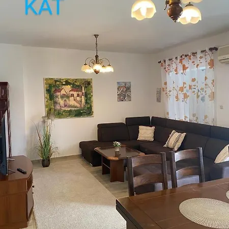 Jaki, Apartment *