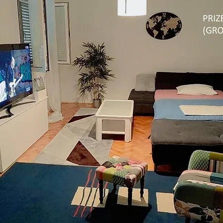 Jaki, Apartment *