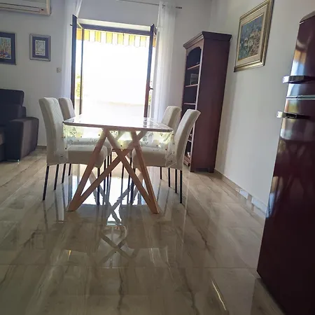 Jaki, Apartament