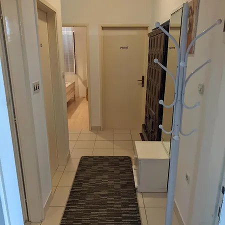 Jaki, Apartamento