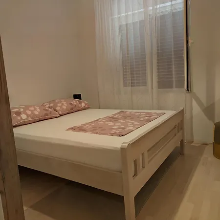 Jaki, Apartament *