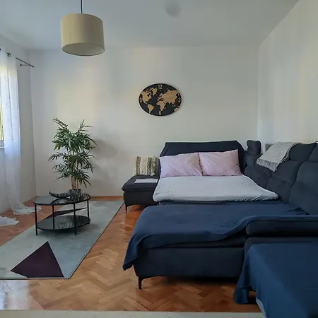 Jaki, Apartament *