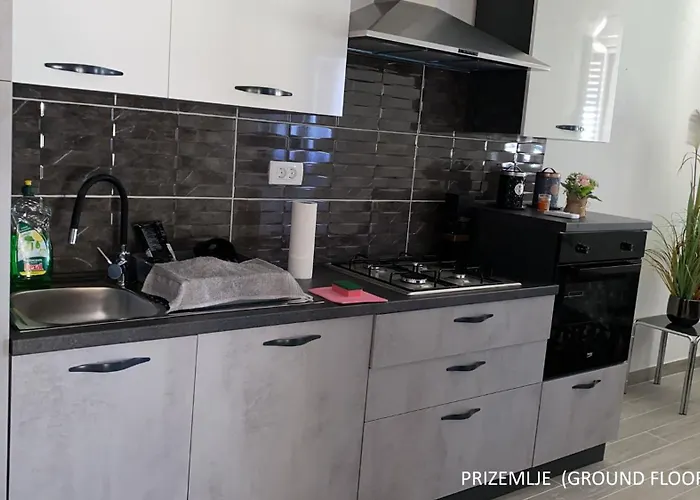 Jaki, Apartment
