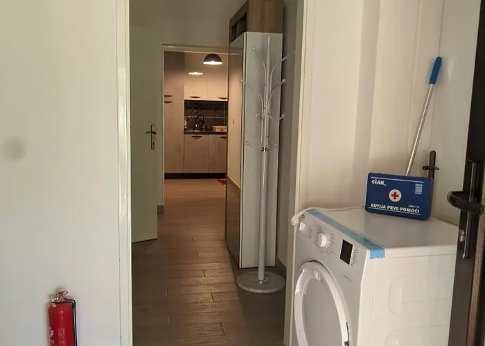 Jaki, Apartment
