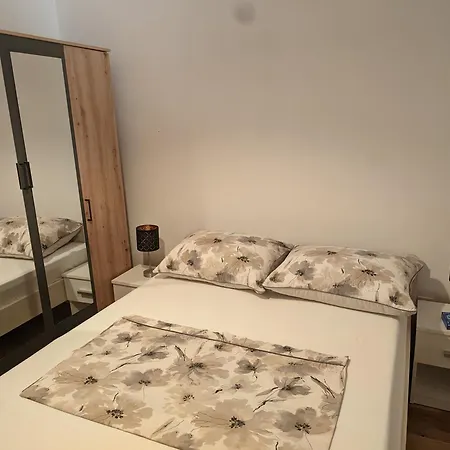Jaki, Apartment *