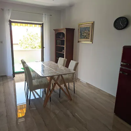 Jaki, Apartamento
