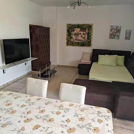 Jaki, Apartment
