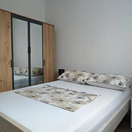 Jaki, Apartament *
